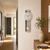 Wanduhr Steinstruktur an der Wand, rundes Zifferblatt mit Pendel