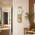 Funk-Pendelwanduhr an der Wand: rundes Ziffernblatt in Holzoptik, Pendelwerk sichtbar