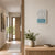 Wanduhr mit Digitaldisplay und analogem Zeigerwerk an der Wand im Flur