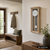 Wanduhr im hellen Eichenholzgehäuse mit Pendel und Ziffern auf dem Zifferblatt