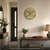 Wanduhr an der Wand mit Holz-Optik-Ziffernblatt, Metallziffern und anthrazit Zeigern