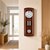 Holzwanduhr an der Wand mit rundem Zifferblatt, Pendeln und rundem Gong im Holzrahmen