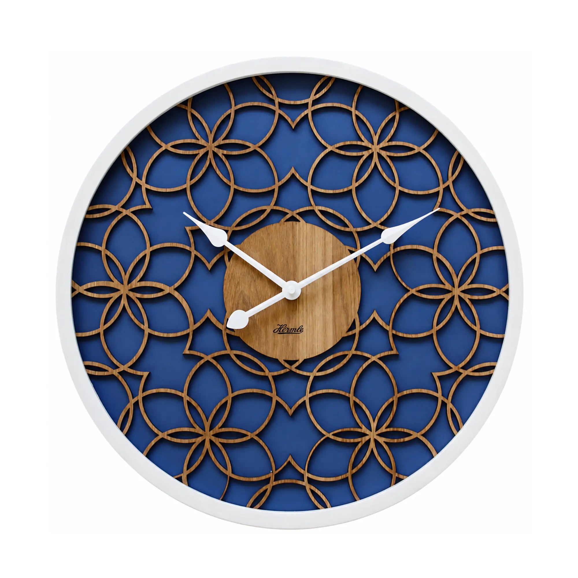 Wanduhr mit blauem Zifferblatt, goldenen Ornamenten und Holzmitte, weiße Einfassung