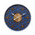 Wanduhr mit blauem Zifferblatt, goldenen Ornamenten und Holzmitte, weiße Einfassung