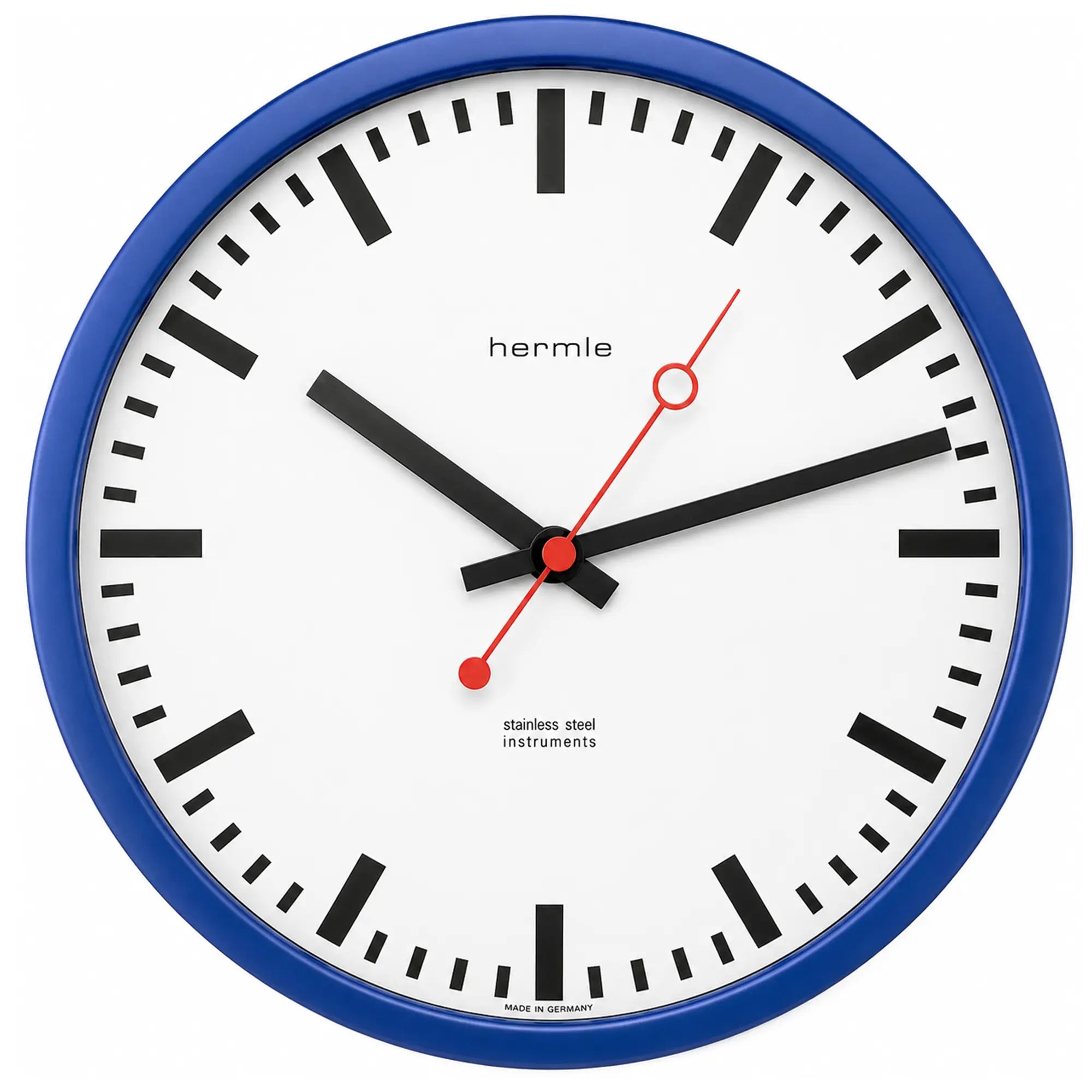 Funkgesteuerte Wanduhr mit blauem Rahmen, weißem Ziffernblatt, roten Zeigern und schwarzen Strichmarken