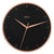Hermle-Wanduhr mit schwarzem Zifferblatt, roségoldenen Zeigern und Metallrand