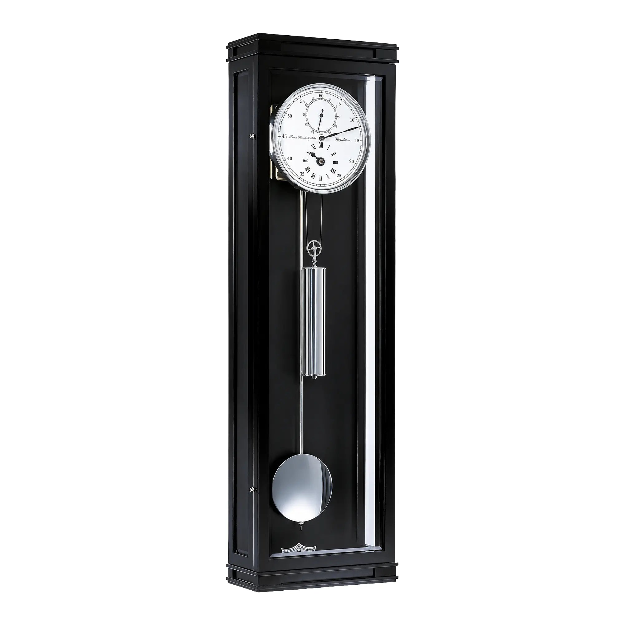 Wanduhr mit schwarzem Gehäuse, weißem Zifferblatt und Metall-Pendeln, Glasfront.
