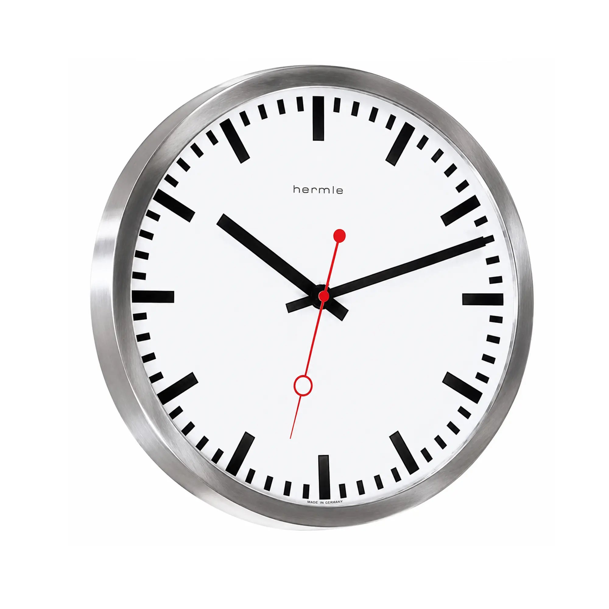 Runde Wanduhr im Nahblick: silberner Rahmen, weißes Zifferblatt, schwarze Zeiger, rote Sekunde