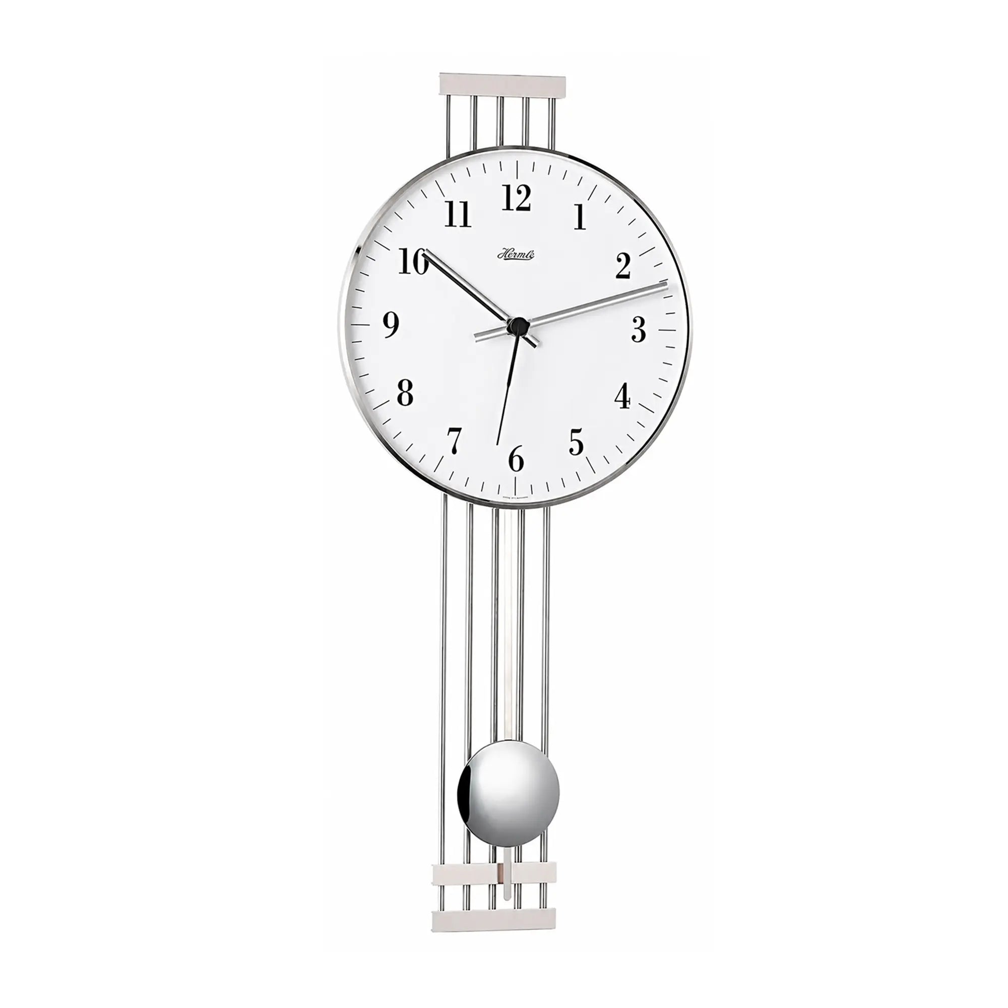 Wanduhr mit rundem Zifferblatt, silbernem Metallrahmen und vertikalen Pendelstäben