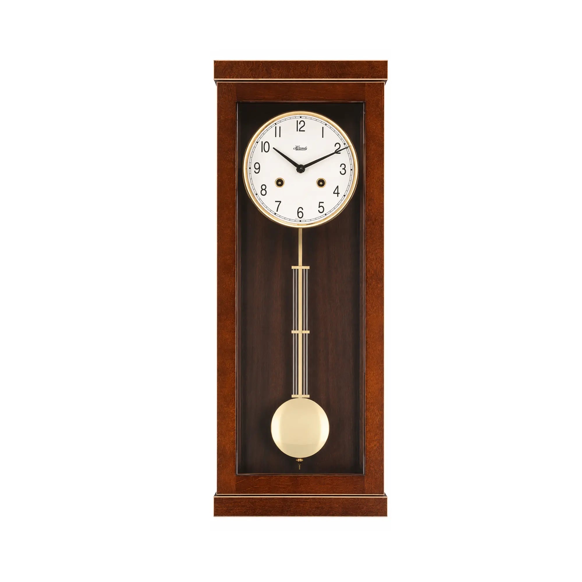 Hermle Wanduhr aus Holz mit rundem Zifferblatt und Pendelgewicht in Glasscheibe