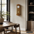 Regulator-Wanduhr aus Holz an der Wand, rundes Zifferblatt mit Pendel