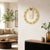 Wanduhr aus Messing mit 3D-Zifferblatt und goldenen Stundenmarkierungen