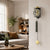 Wanduhr an der Wand mit rundem Zifferblatt, goldener Kuppel und Pendelzylinder