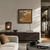 Wortuhr an der Wand mit goldbraunem Hintergrund und LED-Worten, schwarzer Bilderrahmen