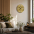 Runde Wanduhr an der Wand mit Holz-Optik-Ziffernblatt, Metallziffern und anthrazit Zeigern