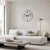 Wanduhr mit römischen Ziffern und schwarzen Zeigern auf rundem Metallrahmen
