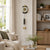 Wanduhr an der Wand mit goldenem Zifferblatt und schwarzem Pendel