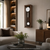 Wanduhr in Walnussoptik mit Glasrahmen, rundem Zifferblatt und Pendel