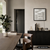 Wanduhr mit LED-Wortanzeige und schwarzem Rahmen an der Wand