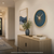 Runde Wanduhr mit Holzrahmen und blauem Zifferblatt, weiße Zeiger