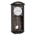 Wanduhr mit dunklem Holzgehäuse, weißem Zifferblatt und römischen Zahlen, Pendel sichtbar