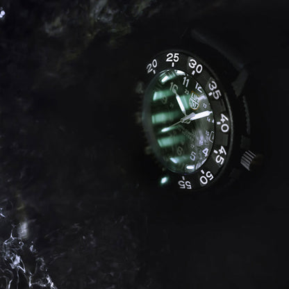 Luminox Original Navy SEAL XS.3001.F Herren Uhr • Swiss Quarz Uhrwerk • Robustes CARBONOX™ Gehäuse