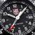 Sportuhr-Zifferblatt mit LUMINOX-Logo, weißen Ziffern, Leuchtpunkten und Datumsanzeige