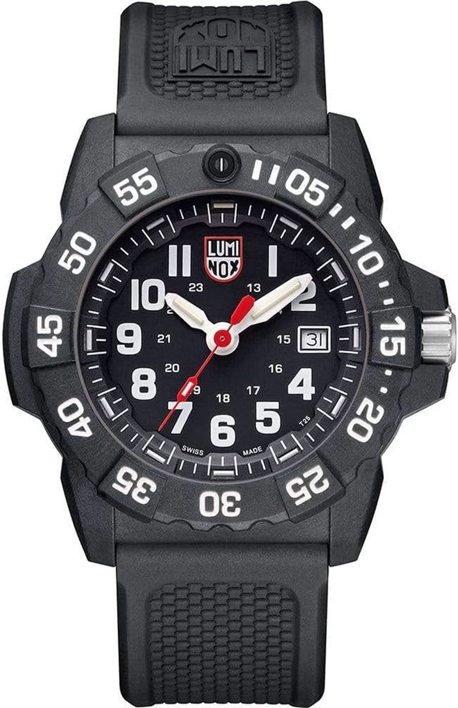 Herrenuhr mit schwarzem Gehäuse, schwarzem Zifferblatt und schwarzem Armband.