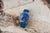 Herrenuhr mit blauem Zifferblatt und blauem Armband auf hellem Untergrund
