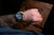 Herrenuhr am Handgelenk mit blauem Zifferblatt und braunem Lederarmband