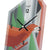 Detail einer Tischuhr mit Vogel-Motiv, schwarze Zeiger und Ziffern 3,6,9,12.