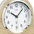 Nahaufnahme Zifferblatt der Funk-Tischuhr: AMS-Logo, arabische Zahlen, Funkwellen