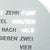 LED-Textanzeige Nahaufnahme auf dem Uhrblatt: „zehn fünf“ und „nach halb“