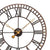 Nahaufnahme Wanduhr: kupferfarbene Mechanik, goldene Zeiger und weißes Ziffernblatt