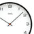Detailansicht: Wanduhr-Zifferblatt mit schwarzen Stundenminutenzeigern und roter Nadel, AMS.