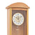 Nahaufnahme der Wanduhr: rundes Zifferblatt, Pendel und goldfarbene Ornamente