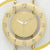 Goldfarbene Wanduhr im Detail: Ziffern, Zeiger und Mineralglas-Abdeckung