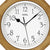 Nahaufnahme der Wanduhr: weißes Zifferblatt mit AMS-Logo, schwarzen Zeigern und Ziffern