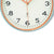 Nahaufnahme: Wanduhr-Zifferblatt mit Zahlen 7 bis 5 und orangefarbenen Zeigern