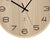 Detail der Wanduhr: Holzoptik, schwarze Zeiger, Aufdruck „RADIO CONTROLLED“