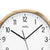Detail der Funk-Wanduhr: AMS-Ziffernblatt mit schwarzen Zeigern und Holzrahmen
