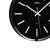 Nahansicht AMS Funk-Wanduhr: schwarzes Zifferblatt, silberne Zeiger und Funk-Symbol