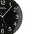 Nahaufnahme: schwarze AMS Funk-Wanduhr mit weißen Ziffern und silbernem Stundenzeiger