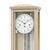 Wanduhr-Zifferblatt im Eichengehäuse mit schwarzen Zeigern und AMS-Logo