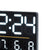 Nahaufnahme LED-Display einer digitalen Uhr, schwarz, zeigt Uhrzeit und Temperatur/Feuchte.