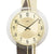 Nahaufnahme: Wanduhr-Zifferblatt mit A.M.S.-Logo, schwarzen Zeigern, goldfarbener Ringfassung