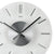 Detail Wanduhr: weißes Zifferblatt, silbernes Mittelkreuz und schwarze Stabzeiger