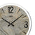 Wanduhr-Detail: graues Stein-Zifferblatt mit großen schwarzen Ziffern und AMS