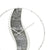 Wanduhr-Zifferblatt mit grauem Steinmuster, silbernen Zeigern und rundem silbernem Rahmen