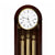 Standuhr-Zifferblatt mit römischen Stundenmarken und goldfarbenen Schlagstäben im Gehäuse